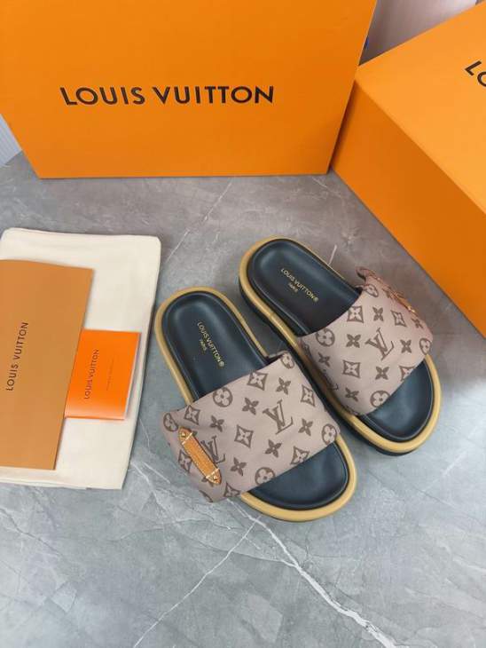Picture of Louis Vuitton Slippers _SKULVsz35-45mnf03121135